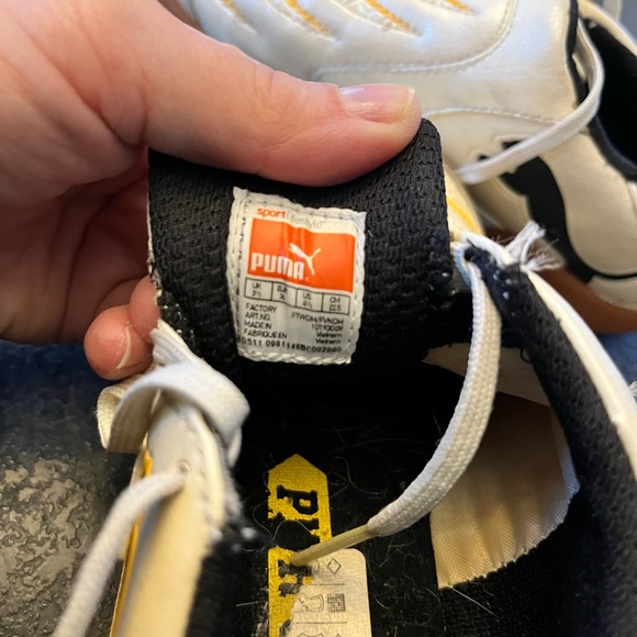 New indoor soccer shoes - Picture 2 of 4